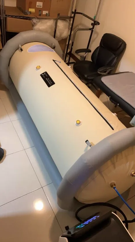 Soft lying hyperbaric chamber installed in a treatment room