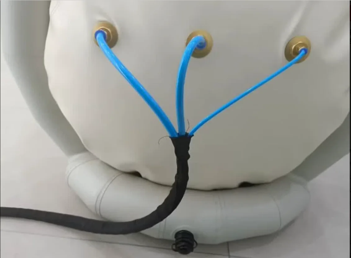 Air and oxygen hose connections at the end of a soft chamber