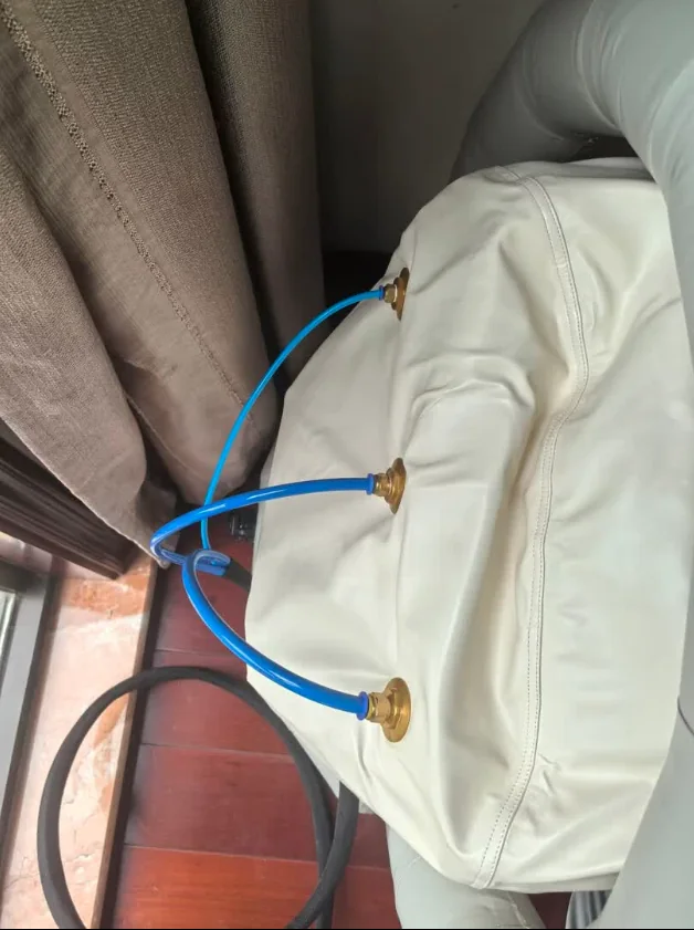 Blue hose connections at the end of a soft lying chamber