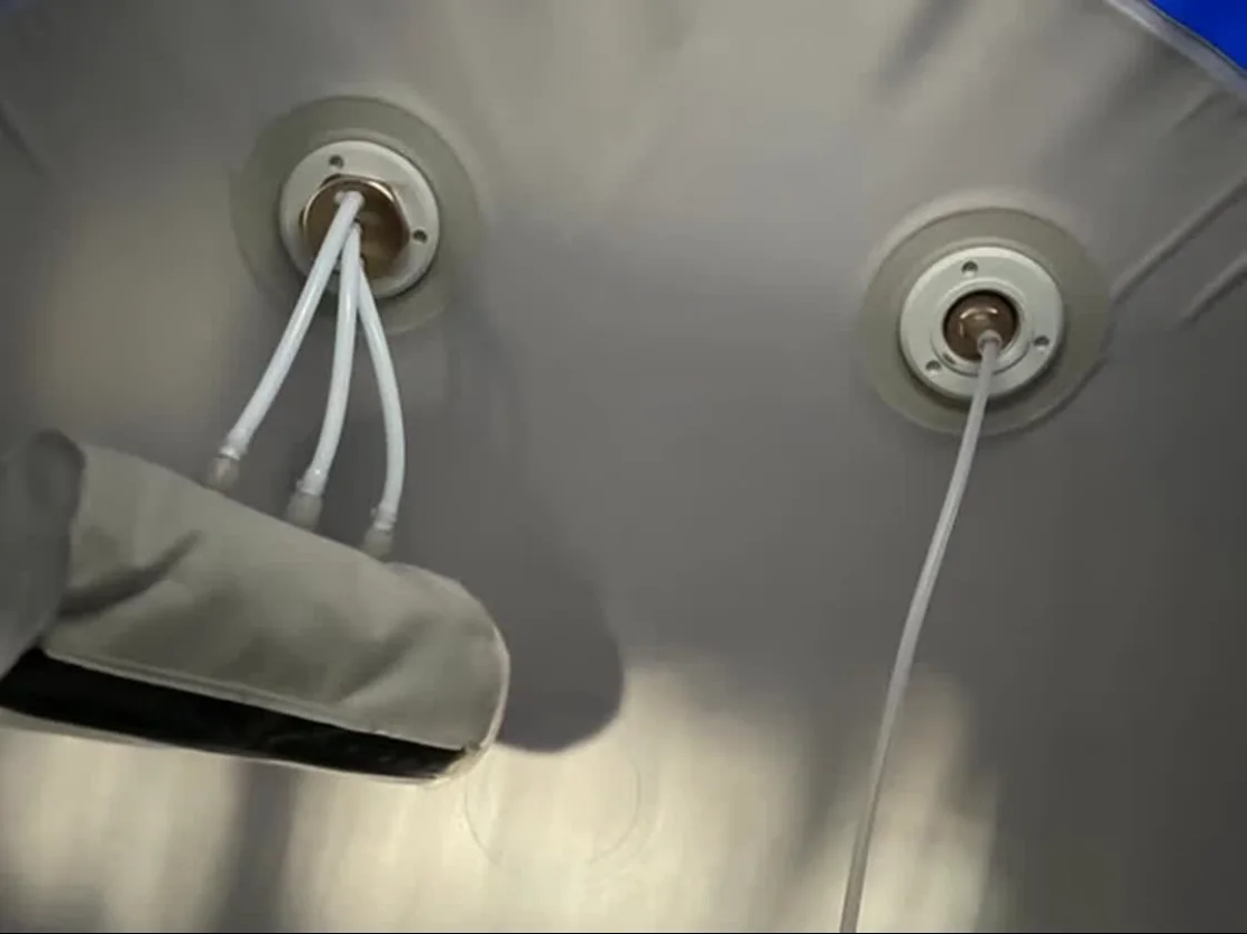 Interior air and oxygen connections in a CONSIDER soft chamber